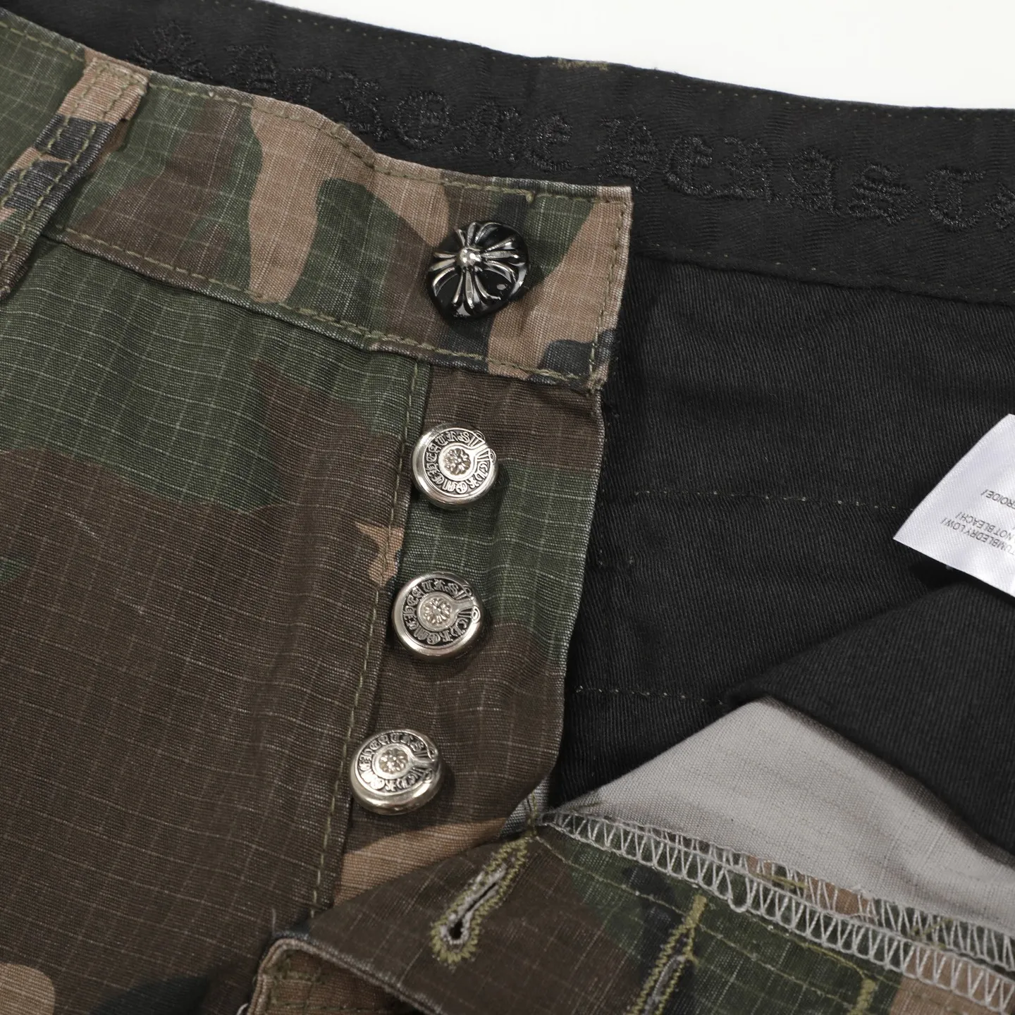 P280 Chrome HeartsCH camouflage logging pants straight-leg Sanskrit unisex overalls, W-level cabinet, patchwork cross pattern embellishment, high-waisted washed jeans! ! Absolutely high-end luxury products, 1.9W-level god-level single products, super popular products, built with top heavy industry, a magic weapon that cannot be missed. About Zangyin, this is an extremely luxurious fashion brand, which can also be called the aristocrats of the high street. It has always been an exclusive brand for some hipsters or the rich second generation. Compared with ordinary high streets, it is more luxurious and noble. Compared with luxury brands, it has a more fashionable personality and has always been a brand that I have a special liking for. Imported yarn is custom-woven into a high-density twill canvas, which ensures a crisp silhouette while also making the fabric very delicate to the touch. It follows the B01 classic silhouette, with a crisp and stylish upper body. The ready-made garments are stone-milled and fermented, so they can be matched with any style. Buttons and zippers are made of authentic YKK retro metal products. Double-layer canvas on the front knees has perfect details. All hardware is customized. Color: Camouflage Size: 28/30/32/34/36 Waist: 74/79/84/89/94 Sitting: 104/109/114/119 Pants length: 101/102/104/106/108